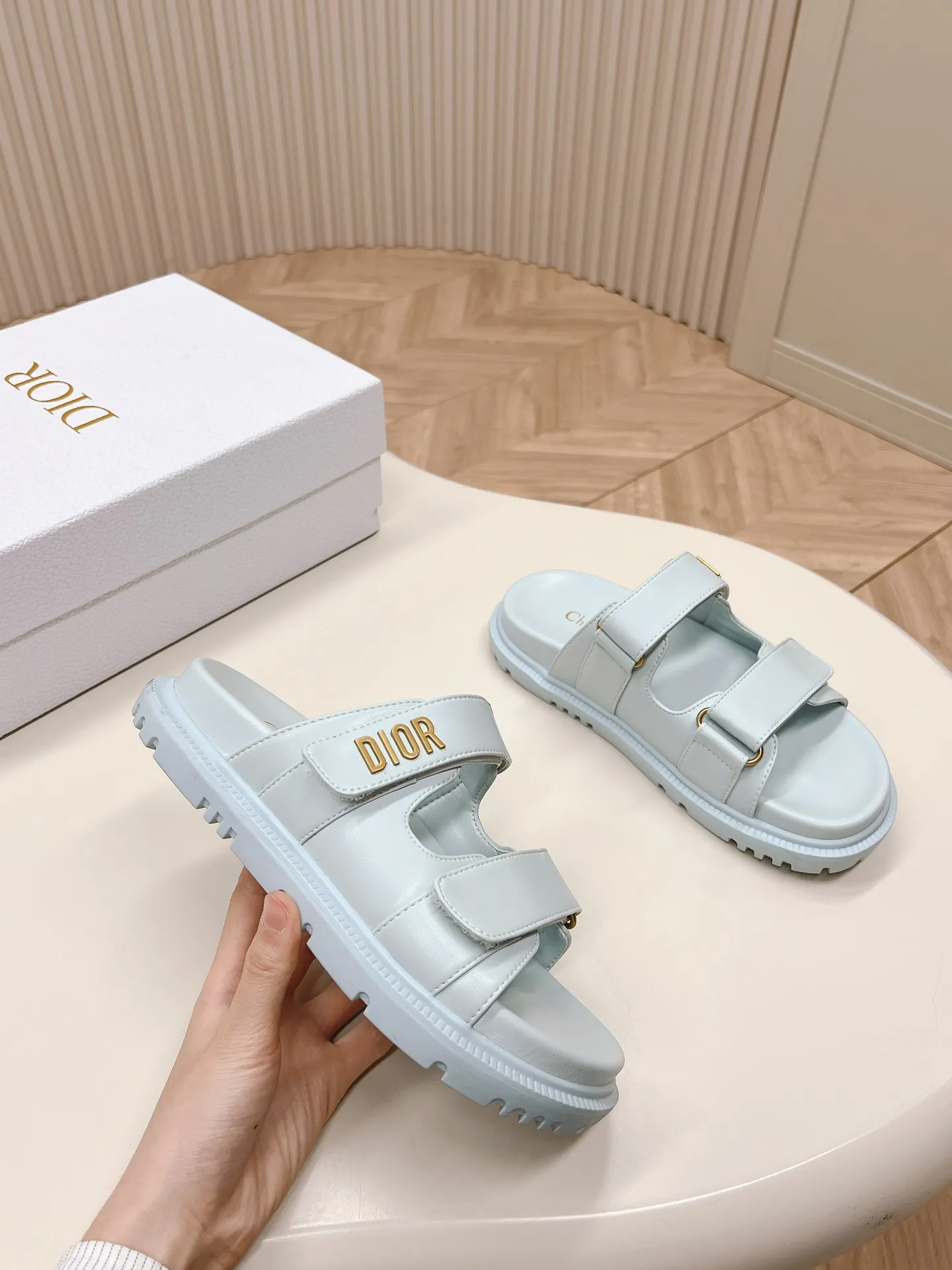 👟👟Ex-factory price 460👟👟 DIOR classic sandals This mixed sheepskin DiorAct sandal is fashionable. Paired with an insole that fits the shape of your foot, it's made of exceptionally lightweight and comfortable leather. The upper straps are fastened with Velcro and are decorated with a gold-finish metal "Dior" logo, which complements the style design. These sandals add a modern edge to any look.  🌟Fabric: Imported mixed sheepskin 🌟Lining: Imported sheepskin 🌟Outsole: TPU original outsole 🌟Code number: 35-42 (41 42 customized, non-returnable)